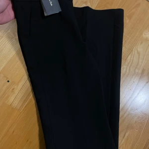 Lågmidjade kostymbyxor  - Passar inte mig upptill därav inga bilder. Lågmidjade kostymbyxor som sitter helt perfekt, dem är ganska långa nertill jag är 171 cm och de blir perfekt längd. Passar mer XXS-XS