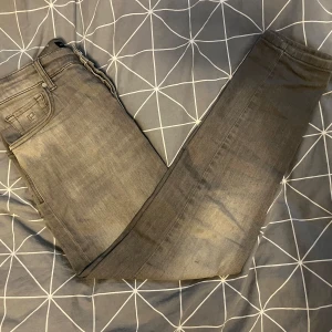 LPFP jeans - Säljer ett par LPFP Luxury jeans då dom tyvär inte passar mig längre. Skick 8/10 en liten defekt på loggan på baksidan (hör av dig för bild).nypris ligger på runt 3000kr men dom säljs inte längre vilket gör dom lite mer exklusiva. Storlek 29/30