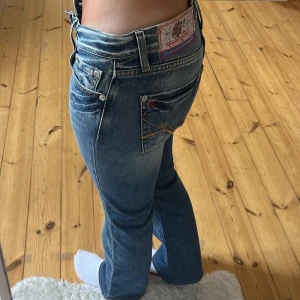 Lågmidjade bootcut jeans  - Svinsnygga lågmidjade bootcut jeans från replay med så fina detaljer på fickorna❤️Inte mina egna bilder utan detta är en återpublicering! Men jag säljer då de är för små för mig nu.                           På lappen står det att jeansen är i storlek W25 L34, men jag skulle säga att de sitter som W24L32, eller typ mellan 32 och 34 i siffer storlek, de är uppsprättade längst ner, och passar mig i längden som är ca 167.  Skriv vid frågor❤️ (sista två bilderna är mina)