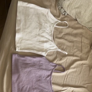 Ribbade linnen i tre färger  - Säljer tre ribbade linnen i storlek S. Färgerna är vit, lila och ljusblå. Perfekta för sommaren med en enkel och stilren design. 30kr/st eller 70kr för alla 