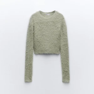 Fluffig stickad tröja Zara - Säljer denna superfina tröja från Zara. Endast använd fåtal gånger, superfint skick.