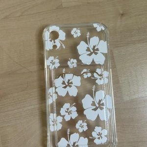 Mobilskal - Ett jättefint skal med blommotiv🌺 modemen är en iPhone XR. Skalet har även en praktisk ficka för kort på baksidan. Aldrig använt😊