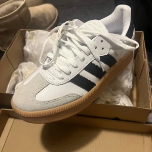 Adidas Samba i vitt och svart - Helt oanvända, jättesnygga och sköna men har ångrat mig. Nypris 1449kr