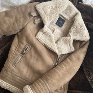 Beige jacka med teddyfoder från Zara - Säljer en beige jacka från Zara med mjukt teddyfoder på insidan 