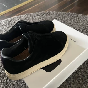 Eytys svarta skor  - Jätte fina Eytys bara använda 3 gånger!! Inte några skavanker alls. Storlek 38. Säljer eftersom de va för små för mig. Kommer såklart tvätta dem innan de säljs