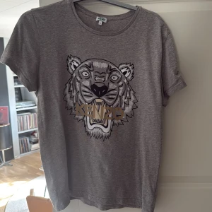  Kenzo tshirt - Säljer då den är för liten 