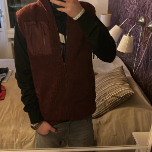 Röd fleeceväst från Frank Dandy - Säljer en mörkröd fleeceväst från Frank Dandy i storlek M. Västen är helt ny och har bara provats på en gång. Varmt o material perfekt för senhöst/vår. Pris kan disskuteras!!!