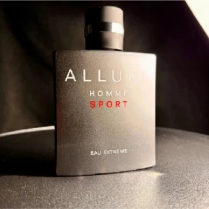 Allure Homme Sport Extreme Sampels  - 	•	Pris: 26 kr per milliliter (1 ml = ca 10 sprays) 	•	OBS: Priset gäller per milliliter, inte för hela flaskan 	•	Fast pris, men vid större beställningar kan vi diskutera mängdrabatt 	•	Alla samples tappas noggrant och hygieniskt i sterila sprayflaskor