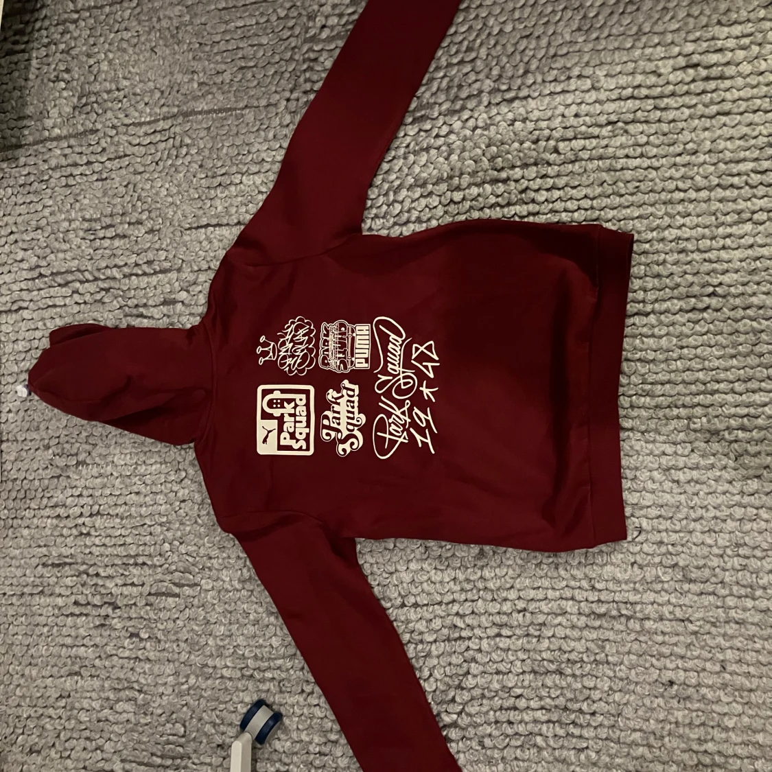 Vinröd hoodie från Puma