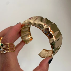 Guldigt bangle armband - Jättefin bangle som tyvärr är för stort för mig. d = 6,5 cm. Köpt på Sellpy.