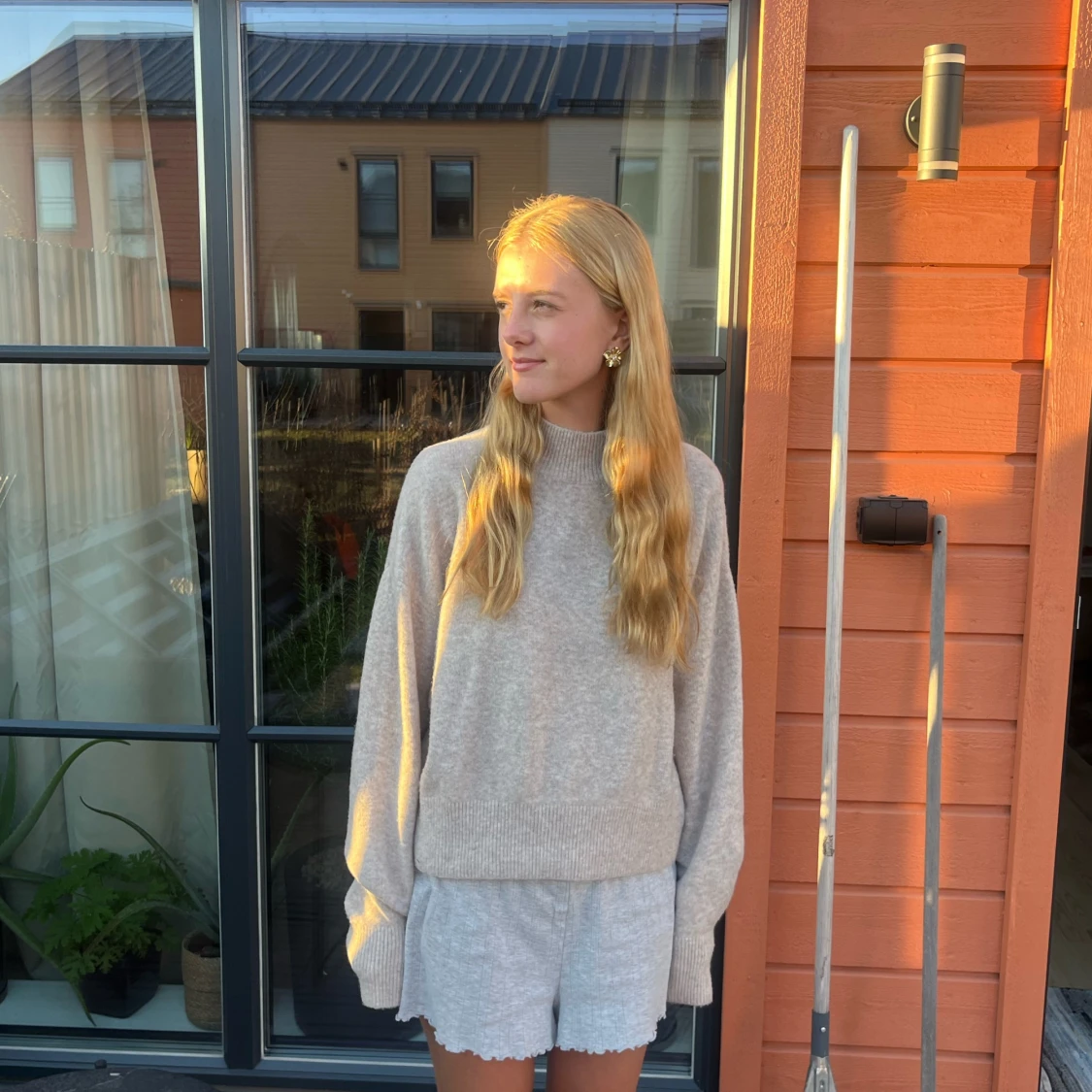 Beige stickad tröja från & Other Stories - 1