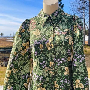 Grön blommig blus med puffärmar och krage - Grön blommig blus/skjorta med puffärmar från Monki. Viktoriansk ”look”, lent tyg och bra skick! Storlek XS.