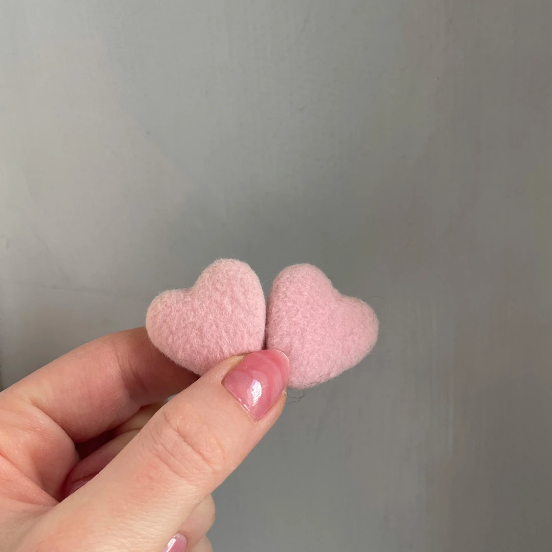 Örhängen med stora rosa fluffiga hjärtan - 1