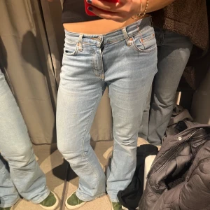 Bootcut/ flate jeans  - Jätte snygga jeans från gina tricot