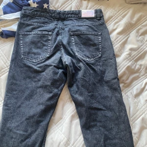 Lågmidjade jeans  - Säljer dessa skit snygga lågmidjade jeans då jag inte ens kommer i dom längre. 