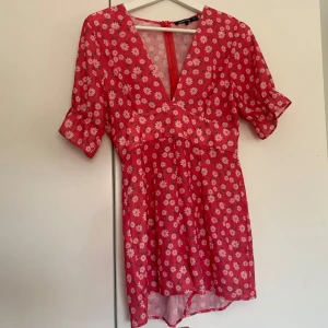 Somrig byxdress från Boohoo - Ny byxdress /klänning med prislapp från Boohoo i rosa.