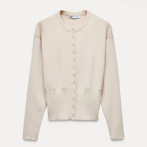 Beige kofta  Zara - Säljer min super snygga beige kofta från Zara!som ny pga aldrig använt💌💌💌