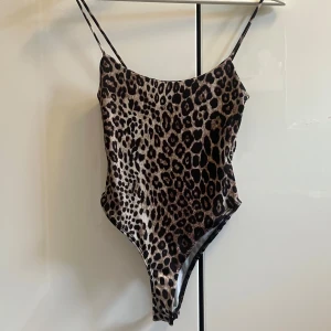 Leopard body  - Leopard body med knäpp nertill från Zara, storlek XS. Fint skick. 🐆