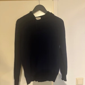 Blå kashmir hoodie från Sayless - Säljer en stilren blå hoodie i mjuk kashmir från Sayless. Perfekt för kyliga dagar med sin bekväma passform och långa ärmar. Ett måste för garderoben!