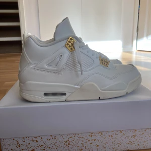 Jordan 4 vit - AJ4 metallic gold storlek 43 köpta i sneakers appen använda två gånger. Pris kan diskuteras och fråga om du har några funderingar. 