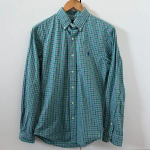 Ralph Lauren Skjorta  - Ralph Lauren skjorta storlek S.                                      Skick 8/10 bra skick.                                                        Priset går såklart att diskutera!                                     Vid fler funderingar tveka inte på att slå en signal!         /VS