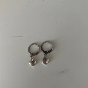 Korta hemmagjorda silverörhängen💕 - Korta hemmagjorda silverörhängen med ett litet hjärta💕 Säljs i par