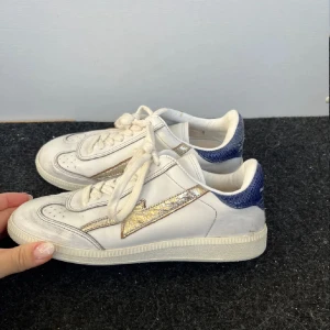 Isabel Marant Sneakers - Snygga sneakers med en silvrig blixt detalj ifrån Isabel Marant!😇💓 De är använda men fortfarande i bra skick! Inget som påverkar användning💓De slitna på tårna är en del av designen!!😇Skulle säga att de är normala i storleken💓