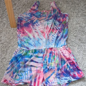 Färgglad byxdress - Säljer en byxdress. Den har en luftig passform och är perfekt för varma sommardagar. Den har en elastisk midja som ger en bekväm passform.