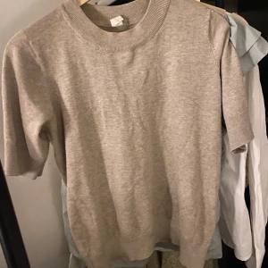 Kortärmad tröja - Beige kortärmad tröja från Åhlens, använd ett fåtal gånger så den har inga deffekter😊 