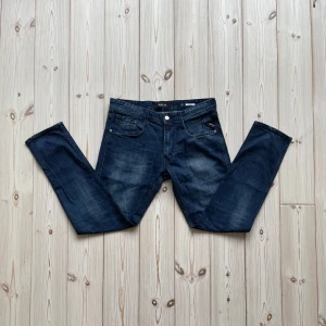 Replay anbass - Säljer nu dessa feta Replay anbass i riktigt bra skick med en snygg tvätt. Storlek: 32W 30L, men sitter som 31W. Nypris: 1599kr. Mitt pris: 429. Skriv vid frågor eller för mer bilder! 🤩