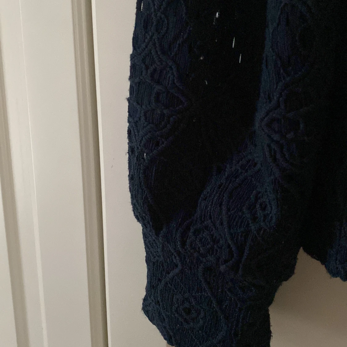 Mörkblå stickad tröja från Holly & Whyte - 2