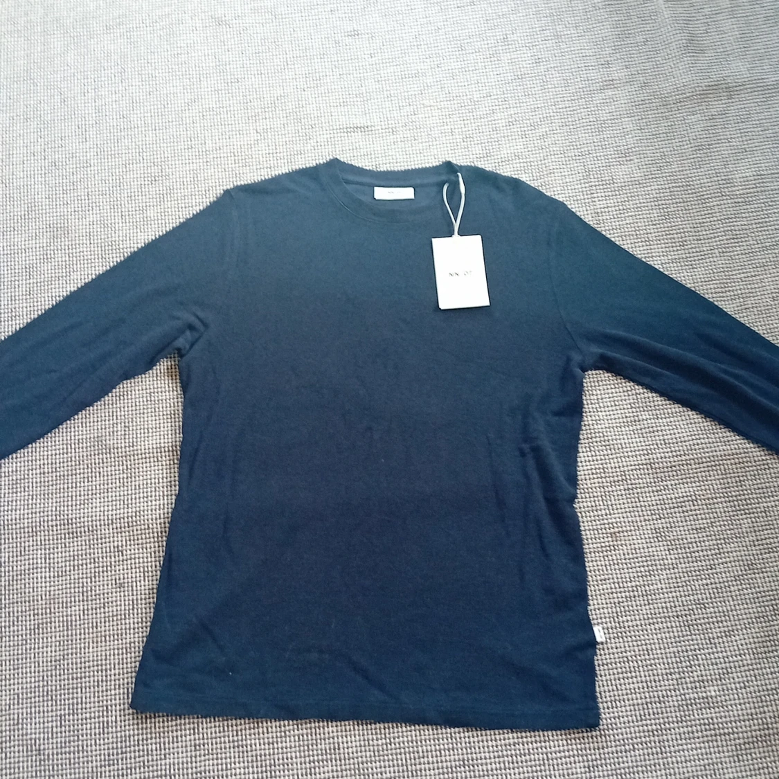 Mörkblå långärmad tröja från NN.07