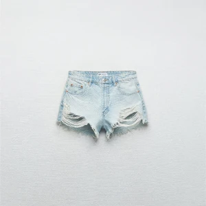 Zara shorts - Slutsålda populära zara shorts i färgen ljusblå. Säljer då jag köpte en för stor storlek för mig. Köptes för 329kr. Aldrig använda bara testade. Inga defekter 