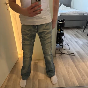 Blå jeansbyxor jeff  - Blå jeans med tvätt, strl 29 från jeff