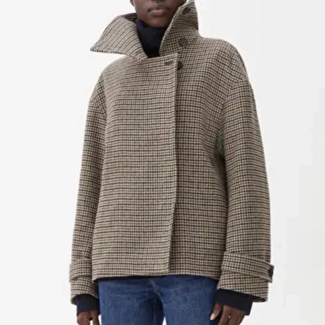 Rutig kappa med hög krage