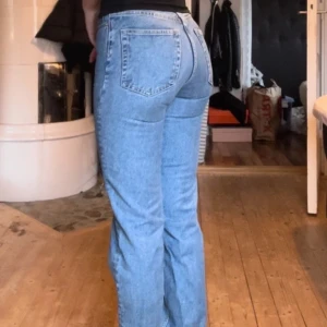 Blå jeans från Weekday - Snygga blå jeans från Weekday med en klassisk femficksdesign. De har en hög midja och en straight passform som ger en tidlös look. Perfekta för en avslappnad stil.