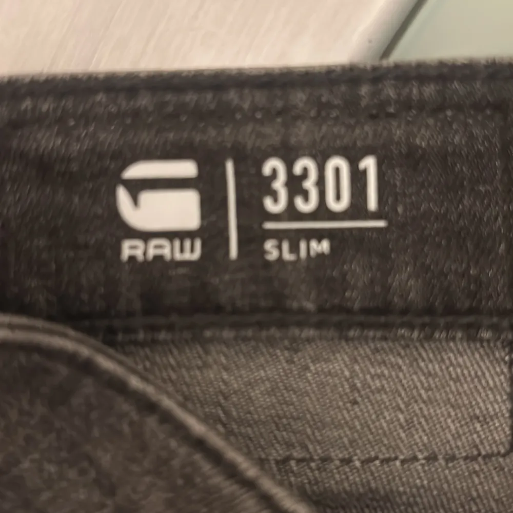 Snygga grå jeans från G-Star RAW i super skick inga defekter, storlek 31/30. Pris kan diskuteras skriv om ni har fler frågor!🤯. Farkut & Housut.