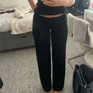 Lågmidjade kostymbyxor - Snygga svarta kostymbyxor med låg midja och en elegant, rak passform.  Byxorna är  tillverkade i ett mjukt material som ger en bekväm känsla!! Hör av er för fler frågor ❤️nypris 400kr!