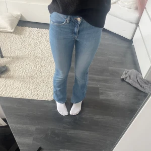 Blå jeans från Kappahl  - Säljer ett par  blå bootcut jeans från Kappahl. De är i storlek 158 och har en låg till medel midja💕
