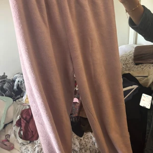 Rosa mjukisbyxor - Säljer ett par bekväma rosa pyamasbyxor. Perfekta för en avslappnad dag hemma eller en snabb tur till affären. De har en elastisk midja för extra komfort. Använd flera gånger köpt från primark