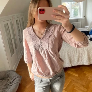 Jättefin rosa blus från Esprit - Säljer en superfin blus i rosa från Esprit. Perfekt att använda under sommaren eller i vardagen.💓💓