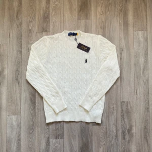 Ralph Lauren Knit - • Säljer en Ralph Lauren Cable Knit   • Tröjan är oanvänd, i nytt skick och saknar tecken på användning eller slitage 🙌🏼  • Storlek M och är true to size  • Köp fraktas alltid inom 48h men siktar alltid på samma dag 📦 🙌🏼  • Vid snabb affär så kan priset diskuteras 👍🏼
