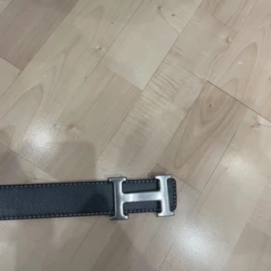 H&M bälte - H&M bälte - 499kr storlek 105 cm vilket passar upp till waist 33 på herr byxor. 👖 