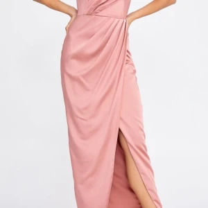 Satin rosa klänning - Köpt för 1500! Supersnygg axelbandslös långklänning i satin tyg, perfekt till bal, bröllop eller fest. Den sitter jättefint på kroppen och har en draperad midja och en liten slits fram. Bara använd en gång.