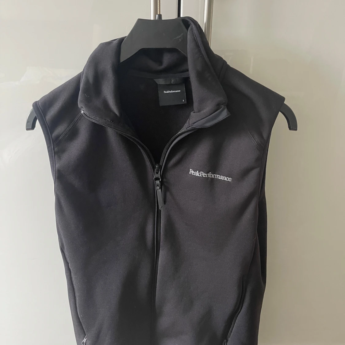 Svart väst från Peak Performance
