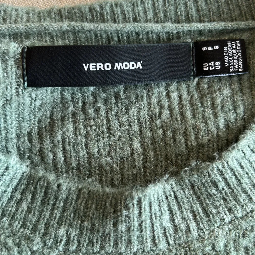 Säljer en grön stickad topp från Vero Moda. Den har söta puffärmar och passar till de mesta! 💚. Neuletakit & Villapaidat.