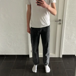 Mörkgrå Woodbird jeans - Snygga mörkgrå jeans från Woodbird i en klassisk straight fit.                                                                              De har en midwaist design och är tillverkade i ett slitstarkt denimtyg.                                                                                       Inga defekter