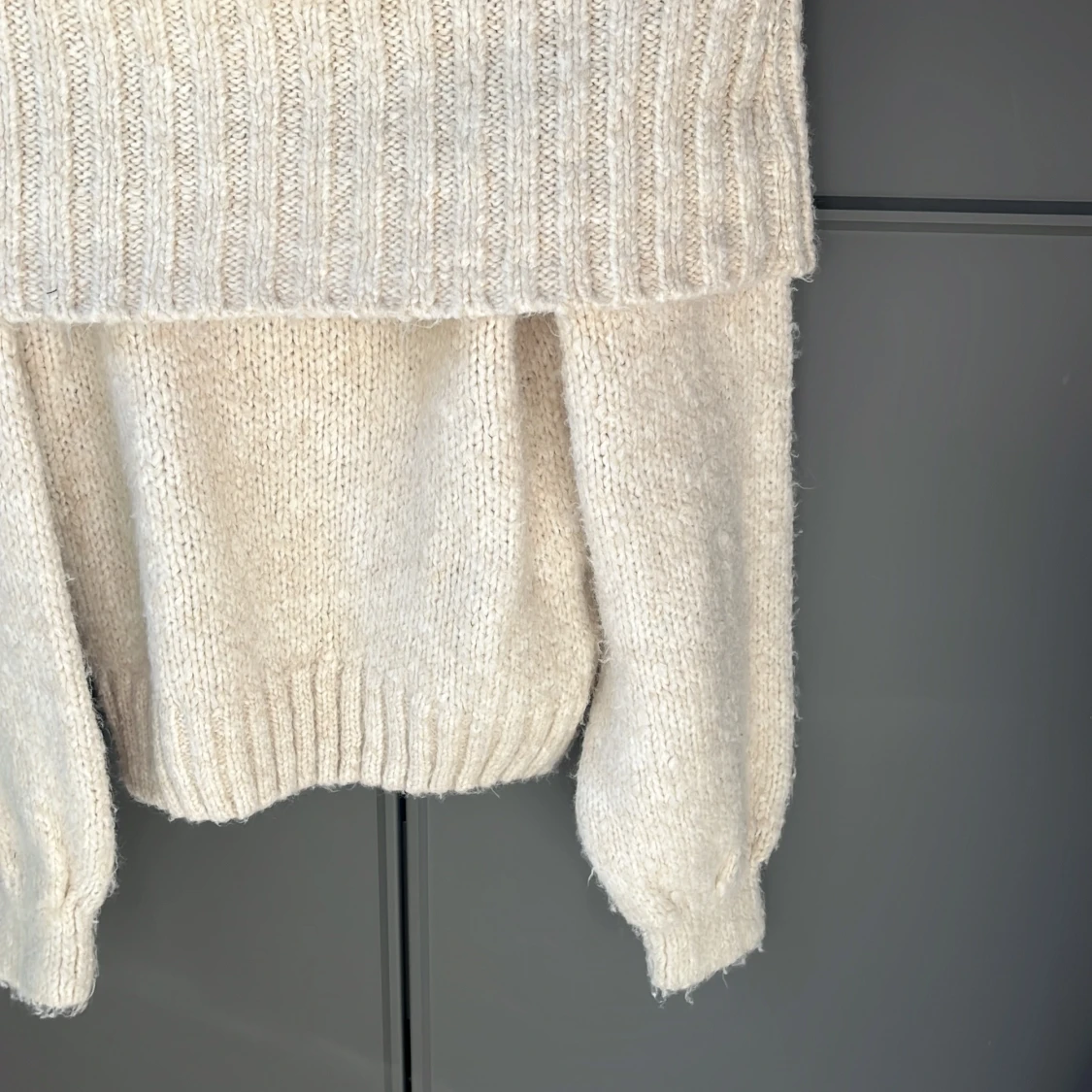 Beige stickad offshoulder tröja - 3