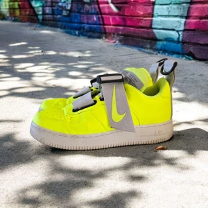 Nike airforce 1 - Skitcoola skor som ej kommer till användning längre. Köpta i New York för ett antal år sedan så du kommer att vara helt ensam om dom i Svearike! Storlek 41 men passar också mig som har storlek 40.