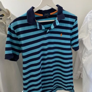 Ralph Lauren pikétröja - Polo Ralph Lauren pikétröja Storlek: S  (sitter perfekt S)| Färg: randig Klassisk modell, i fint skick – inga fläckar eller slitage. Kvalitativ och tidlös, passar både till vardags och finare tillfällen.✨👕                                                             Snabb leverans 🚚 och extra bilder får du gärna fråga om!
